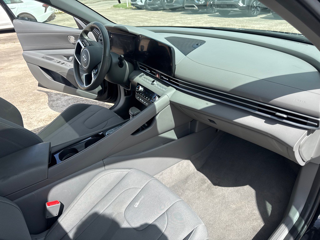 2025 Hyundai Elantra Image 25