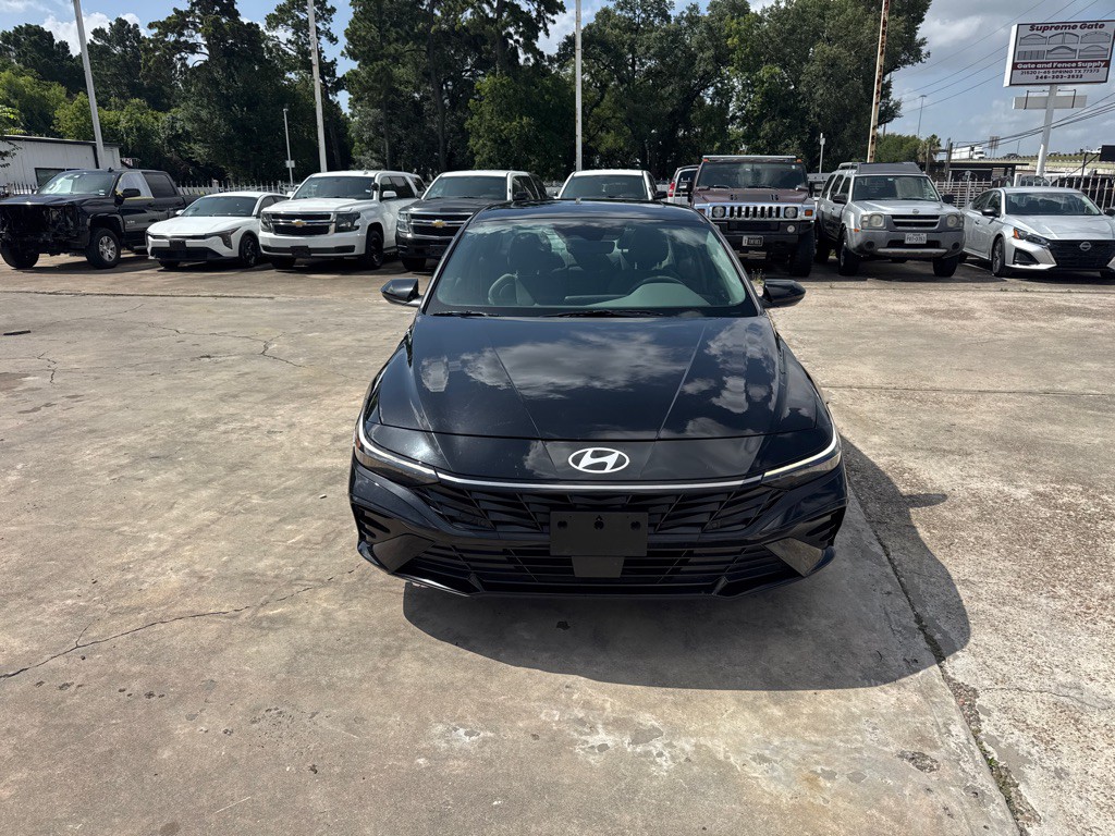 2025 Hyundai Elantra Image 2