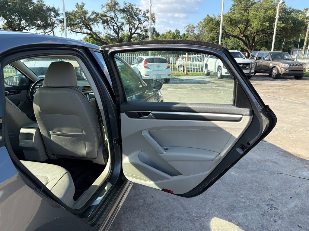 2018 Volkswagen Passat Image 15