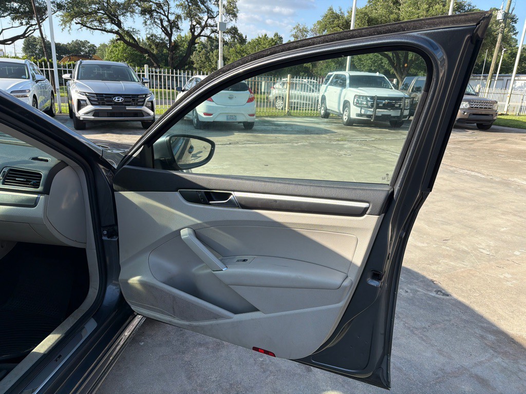 2018 Volkswagen Passat Image 17