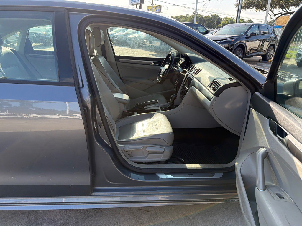 2018 Volkswagen Passat Image 18