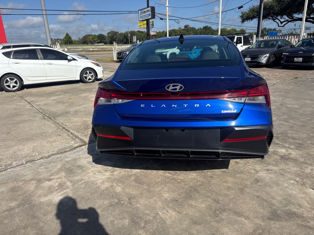2025 Hyundai Elantra Image 7