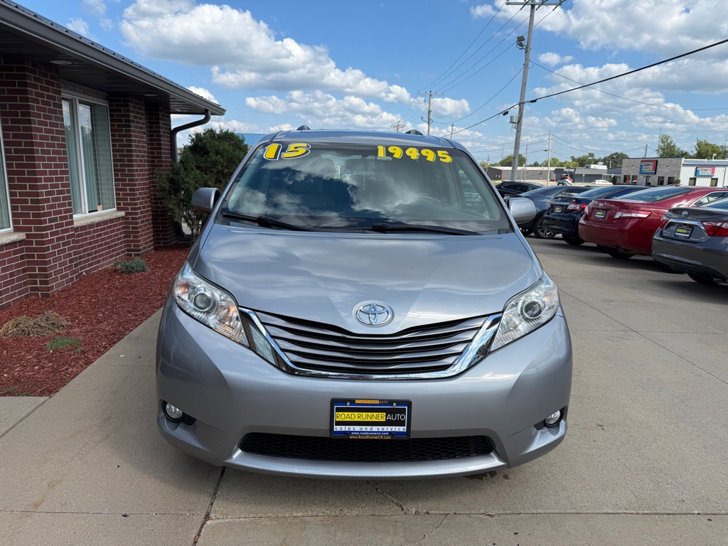 2015 Toyota Sienna Image 2