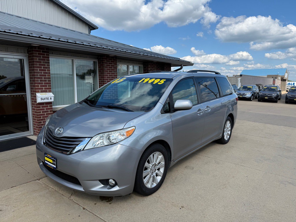 2015 Toyota Sienna Image 3
