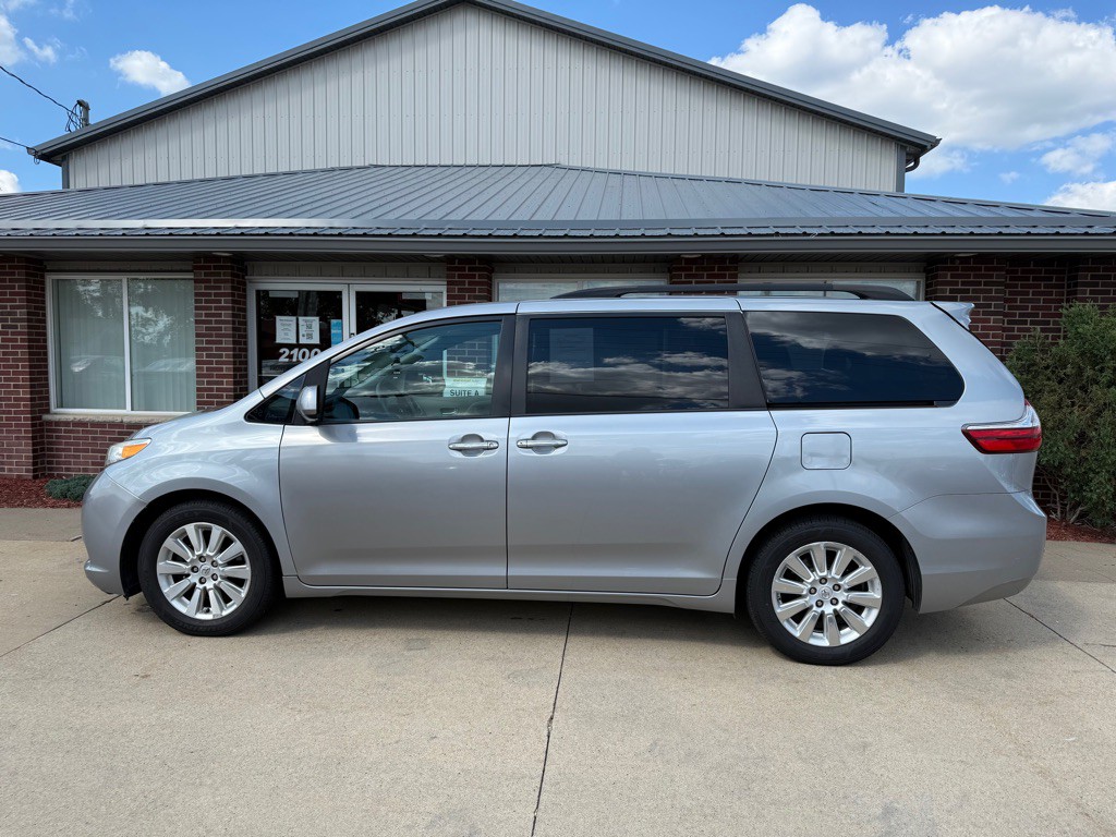 2015 Toyota Sienna Image 4