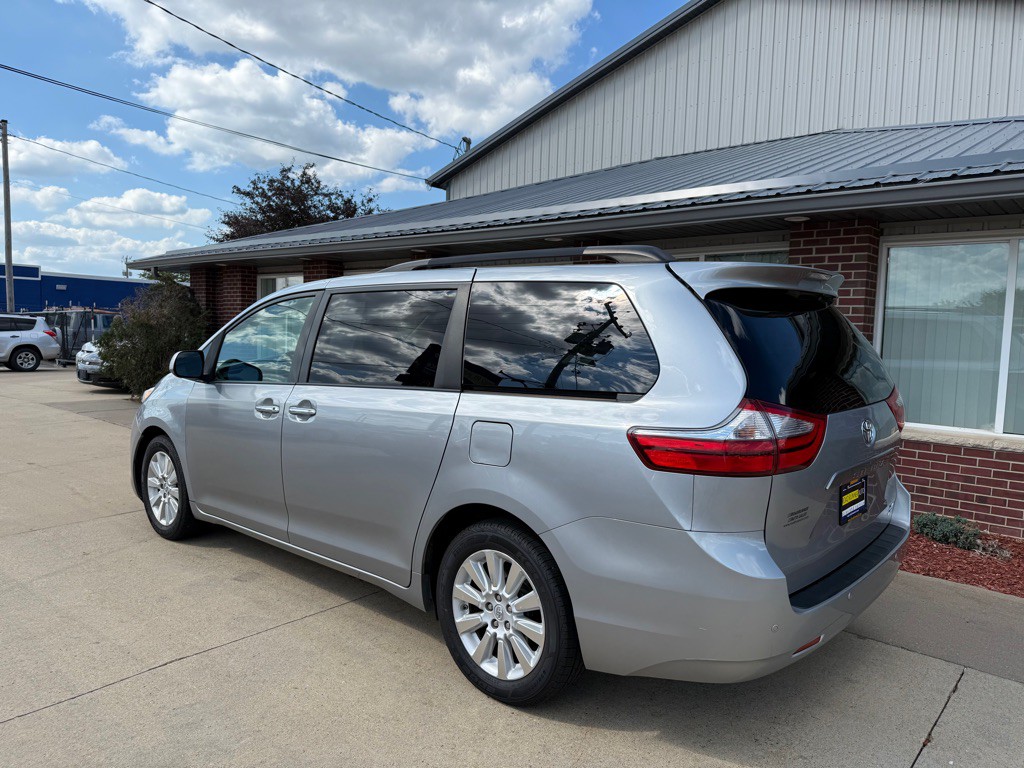 2015 Toyota Sienna Image 5