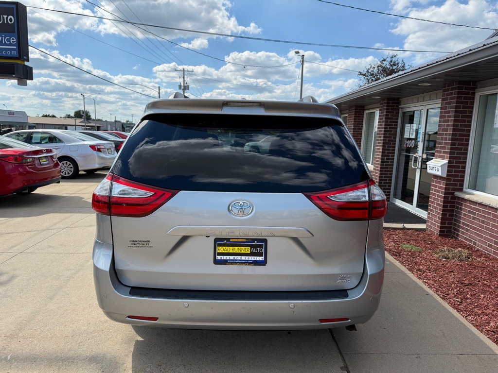 2015 Toyota Sienna Image 6