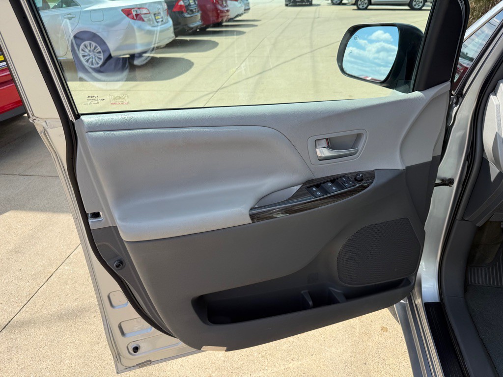 2015 Toyota Sienna Image 8