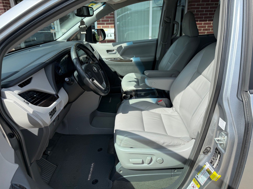 2015 Toyota Sienna Image 9
