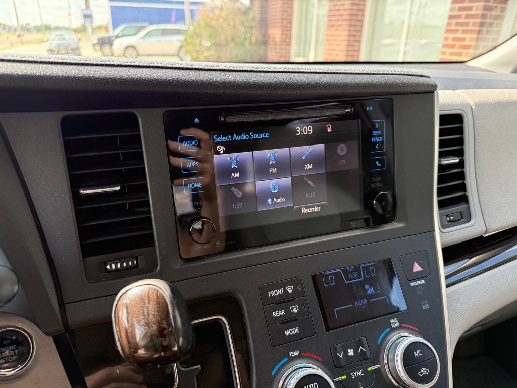 2015 Toyota Sienna Image 12