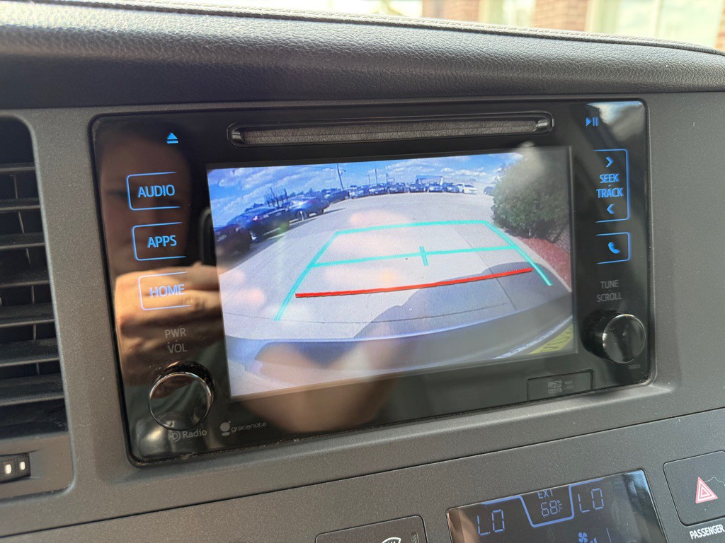 2015 Toyota Sienna Image 13