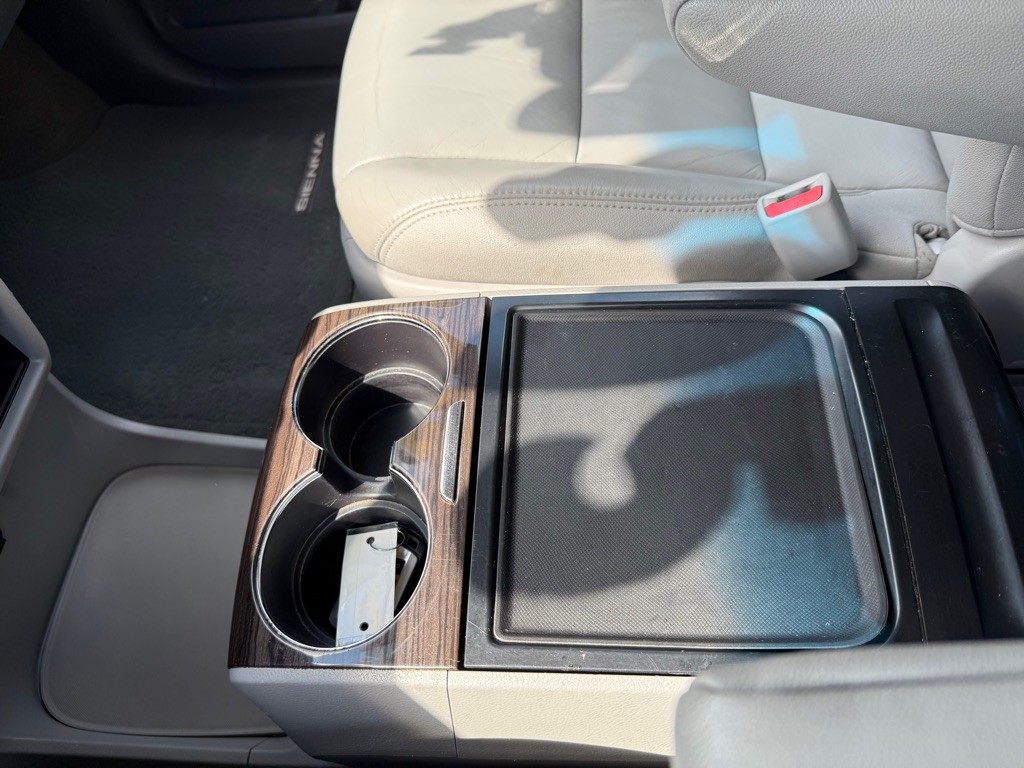 2015 Toyota Sienna Image 16