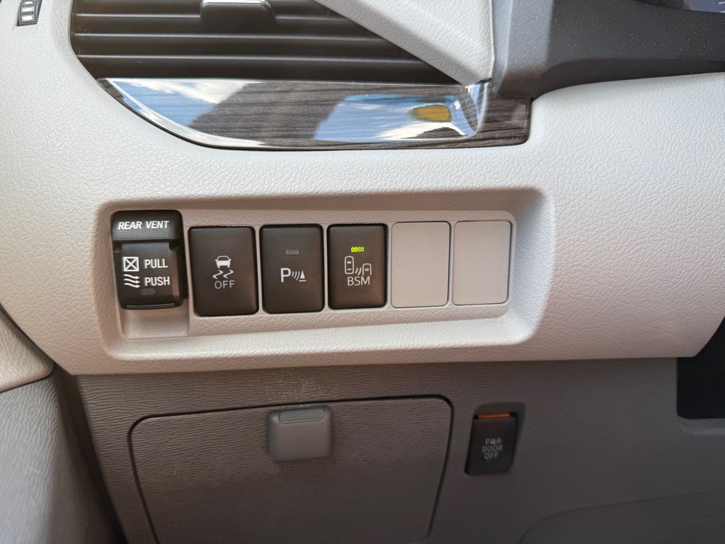 2015 Toyota Sienna Image 19