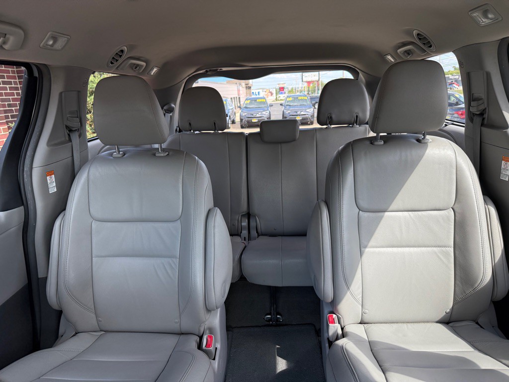 2015 Toyota Sienna Image 20