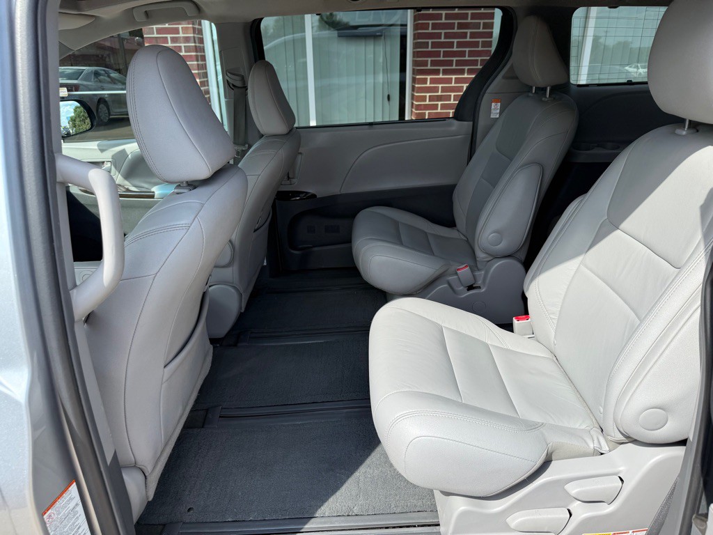 2015 Toyota Sienna Image 21