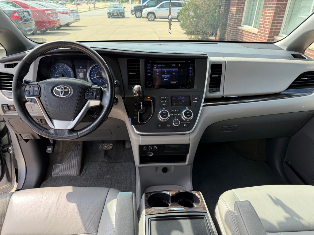 2015 Toyota Sienna Image 22
