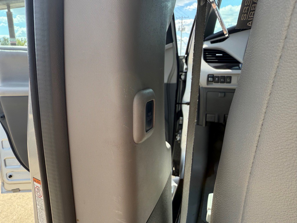 2015 Toyota Sienna Image 24