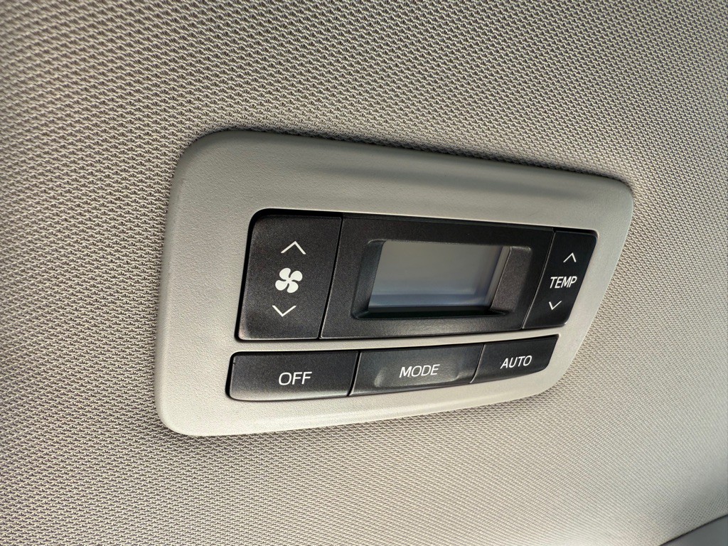 2015 Toyota Sienna Image 25