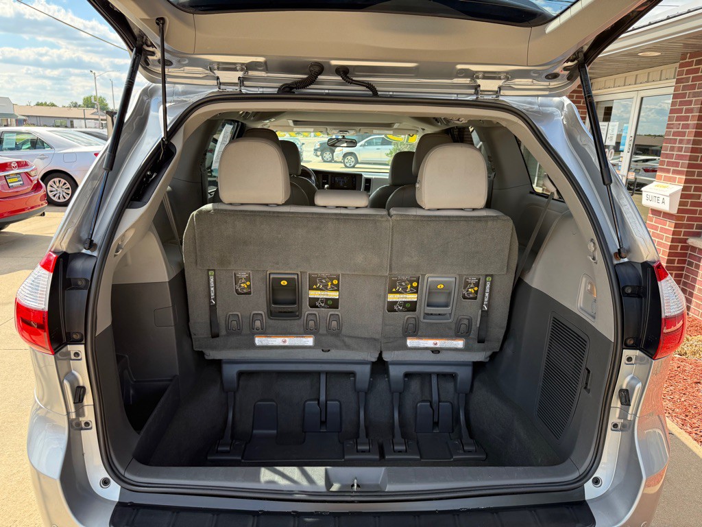 2015 Toyota Sienna Image 26