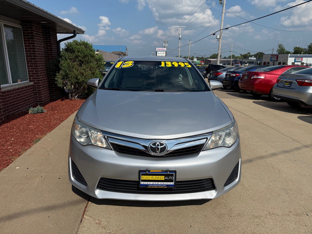 2013 Toyota Camry Image 2