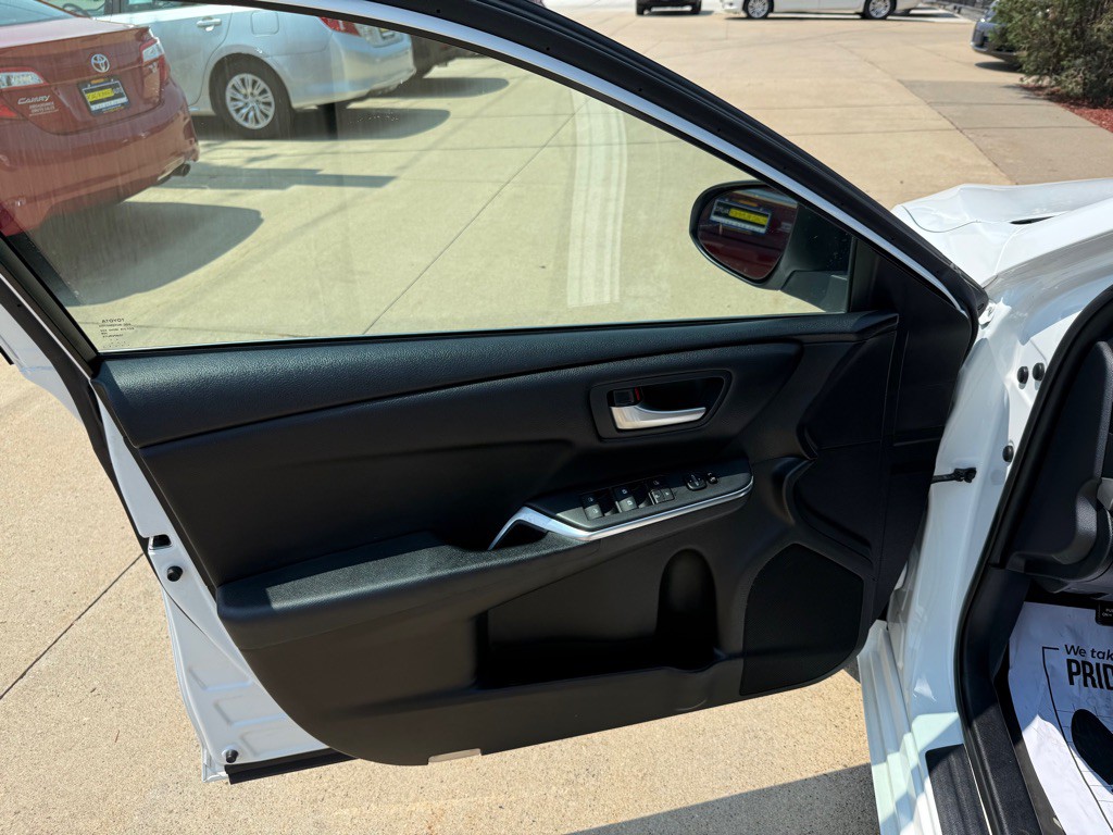 2017 Toyota Camry Image 8