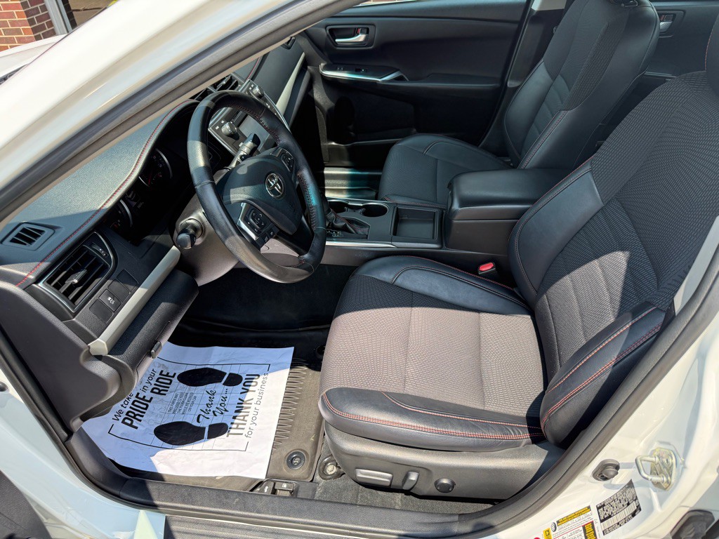 2017 Toyota Camry Image 9
