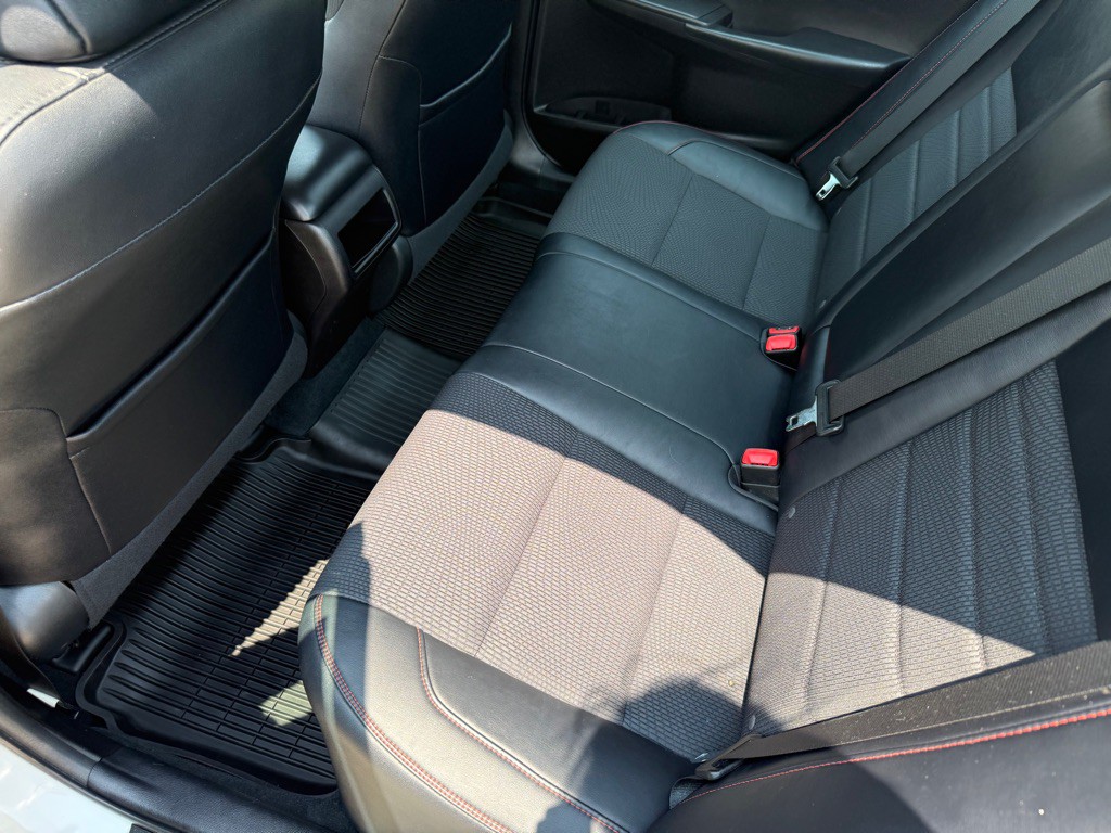 2017 Toyota Camry Image 19