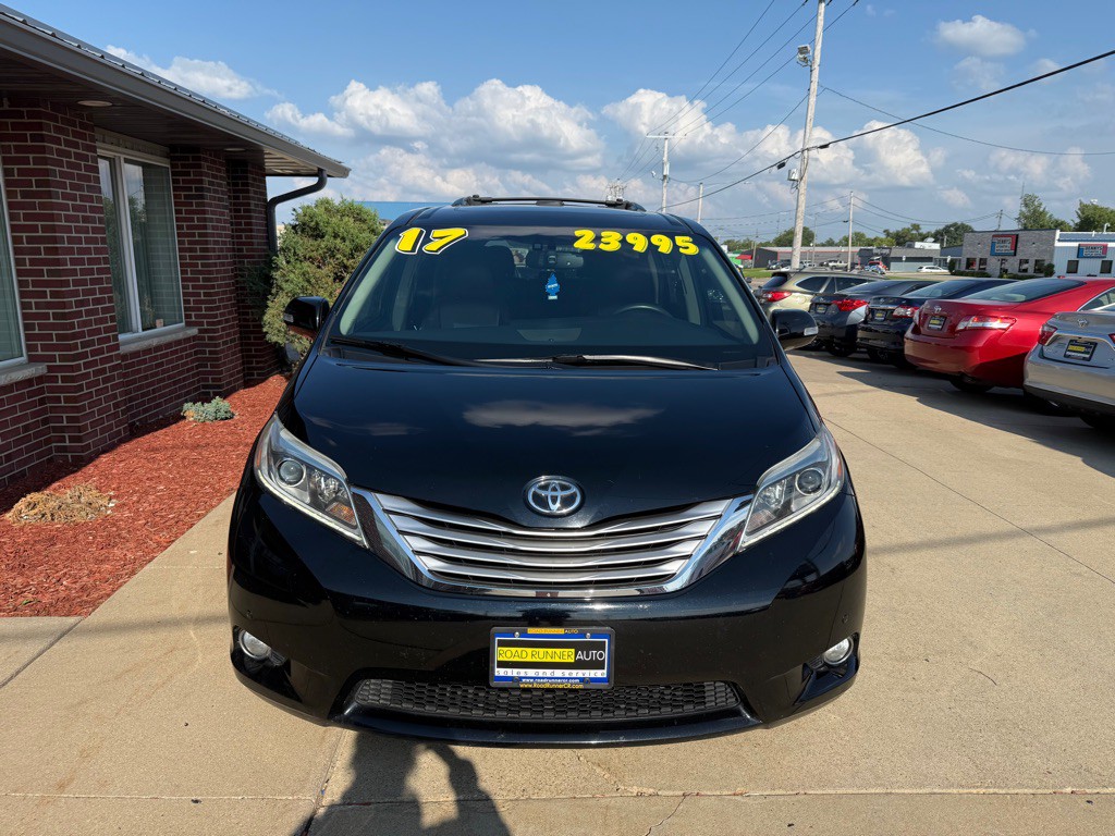 2017 Toyota Sienna Image 2