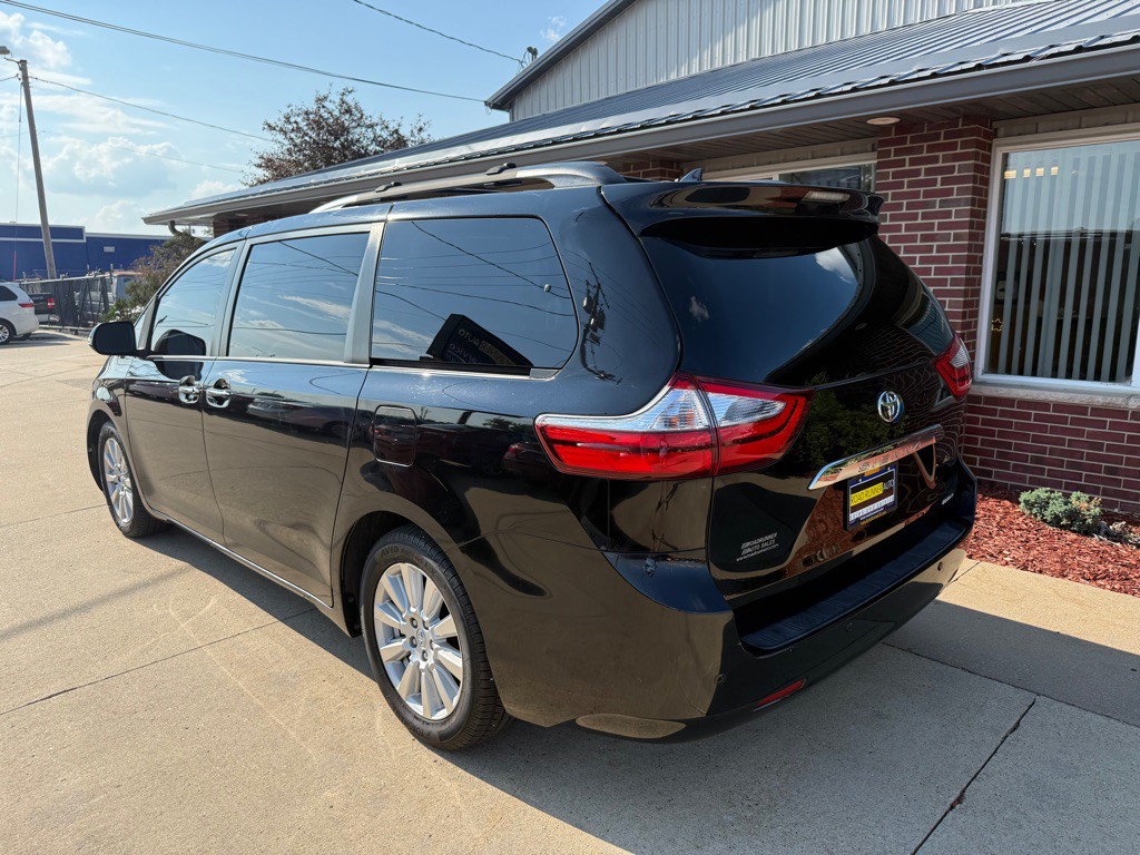 2017 Toyota Sienna Image 5