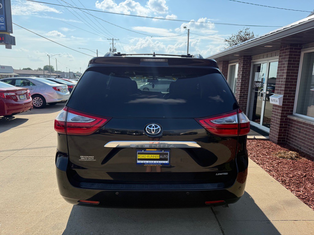 2017 Toyota Sienna Image 6