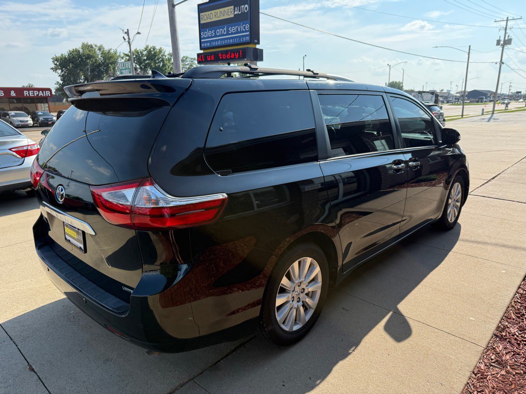 2017 Toyota Sienna Image 7