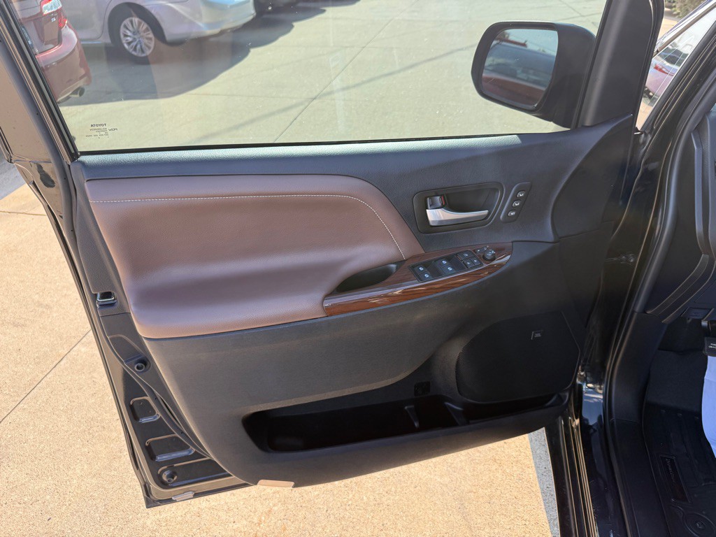 2017 Toyota Sienna Image 8