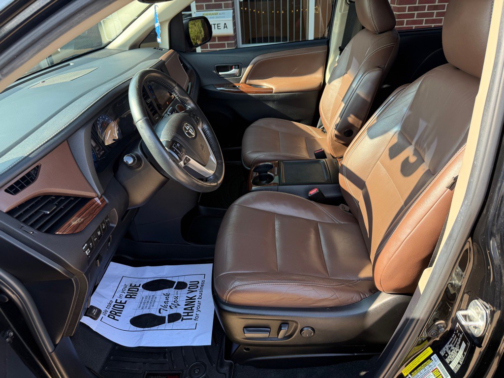 2017 Toyota Sienna Image 9