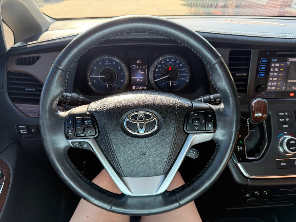 2017 Toyota Sienna Image 10