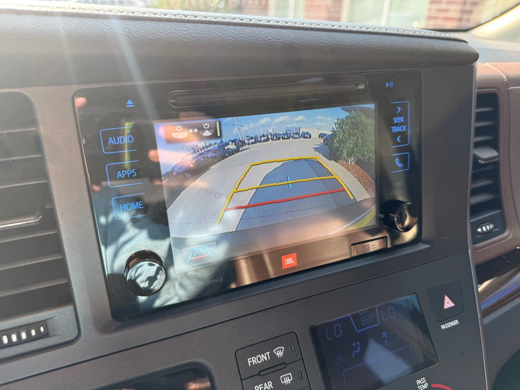 2017 Toyota Sienna Image 13