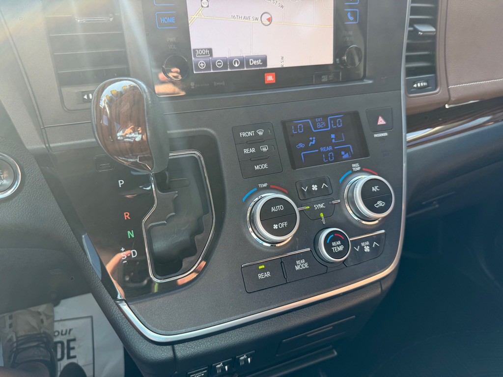 2017 Toyota Sienna Image 14