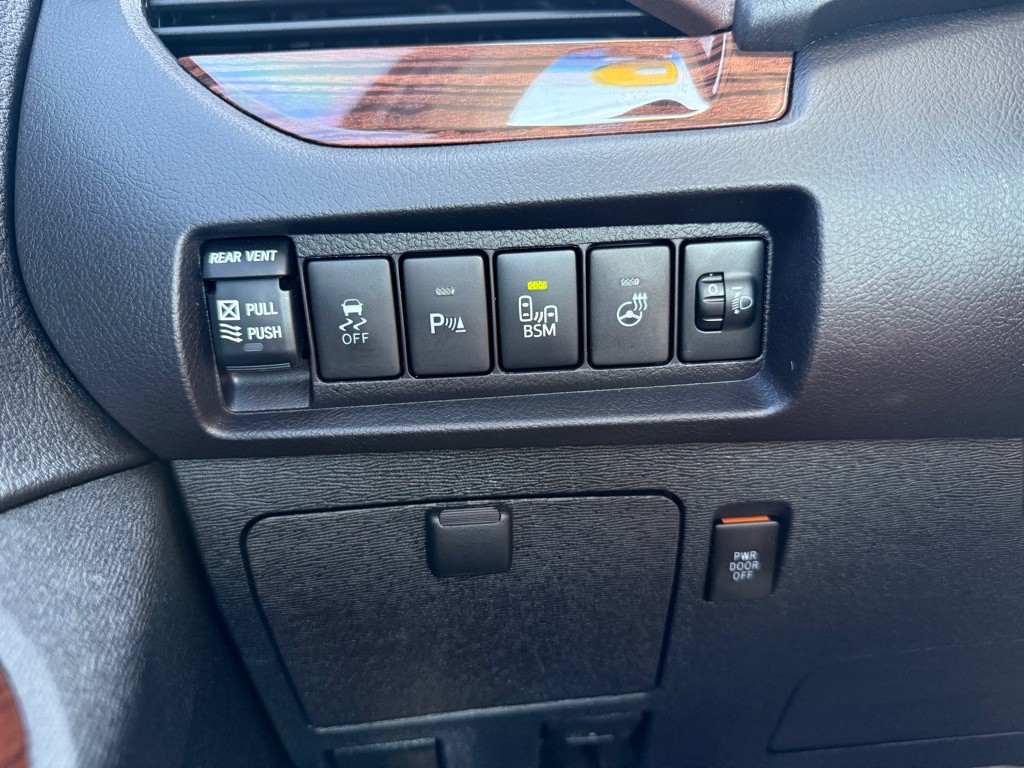 2017 Toyota Sienna Image 16