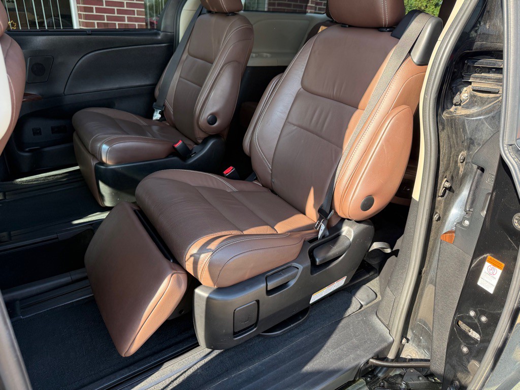 2017 Toyota Sienna Image 27
