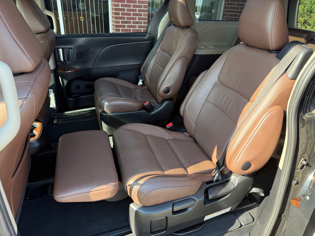2017 Toyota Sienna Image 28