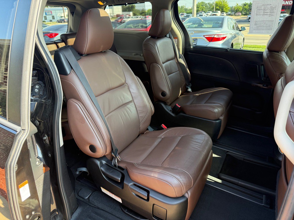 2017 Toyota Sienna Image 30
