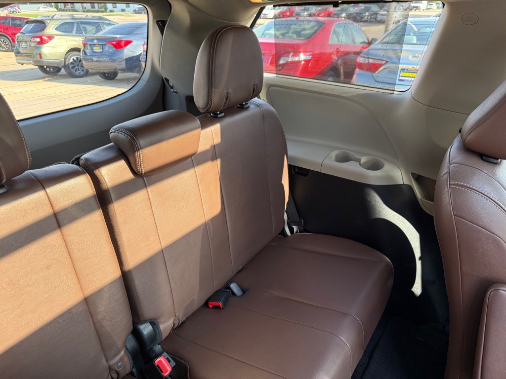 2017 Toyota Sienna Image 31