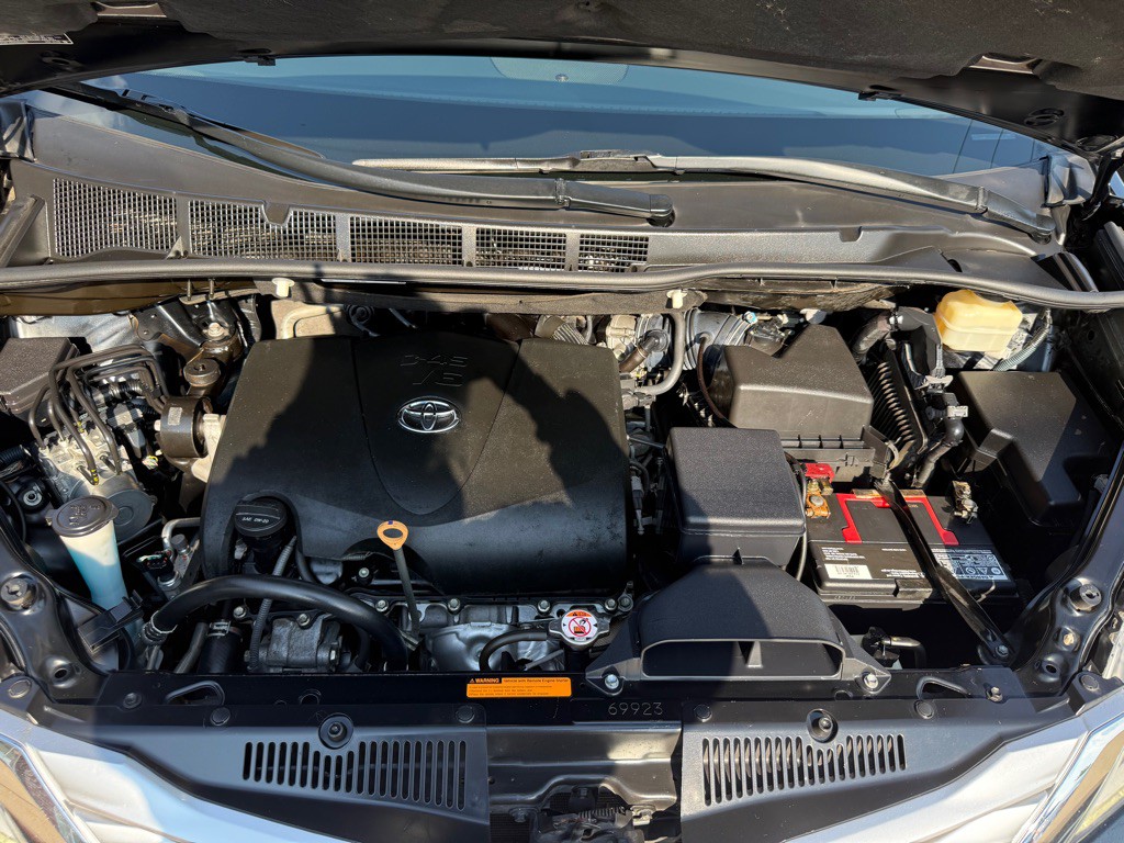 2017 Toyota Sienna Image 35