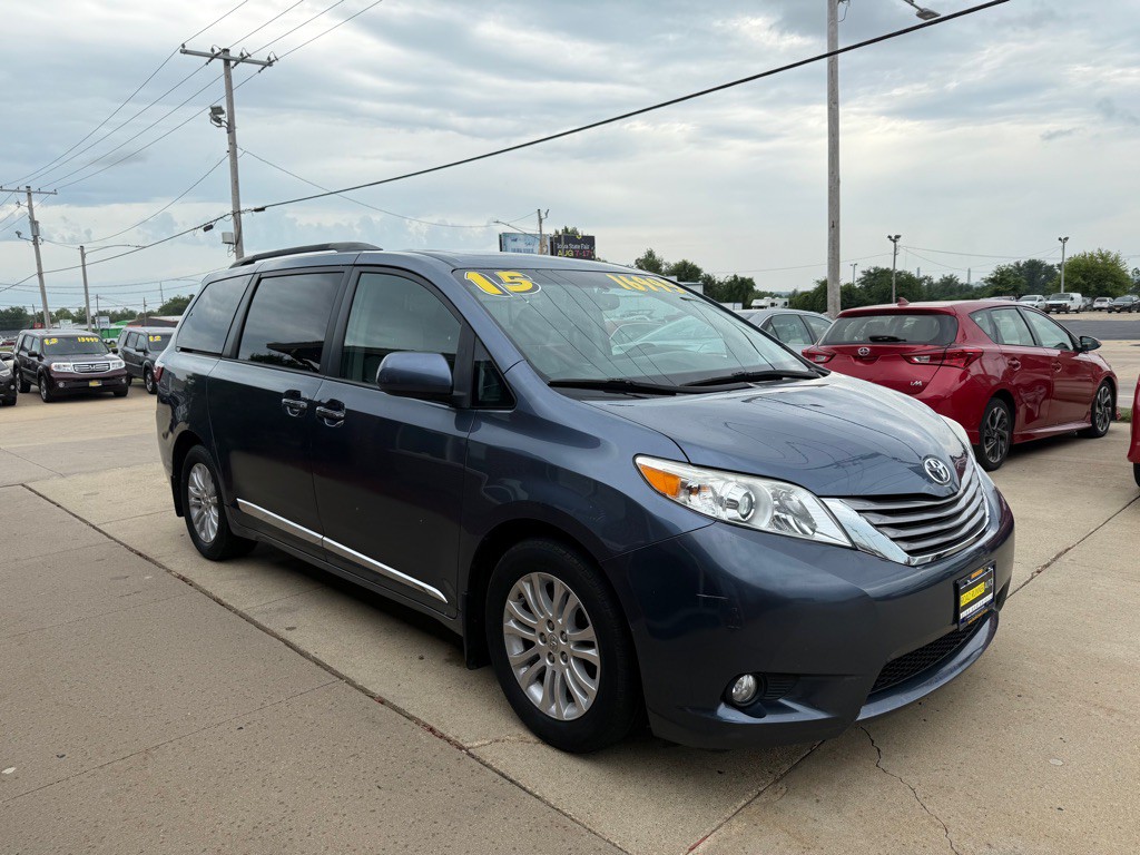 2015 Toyota Sienna Image 1