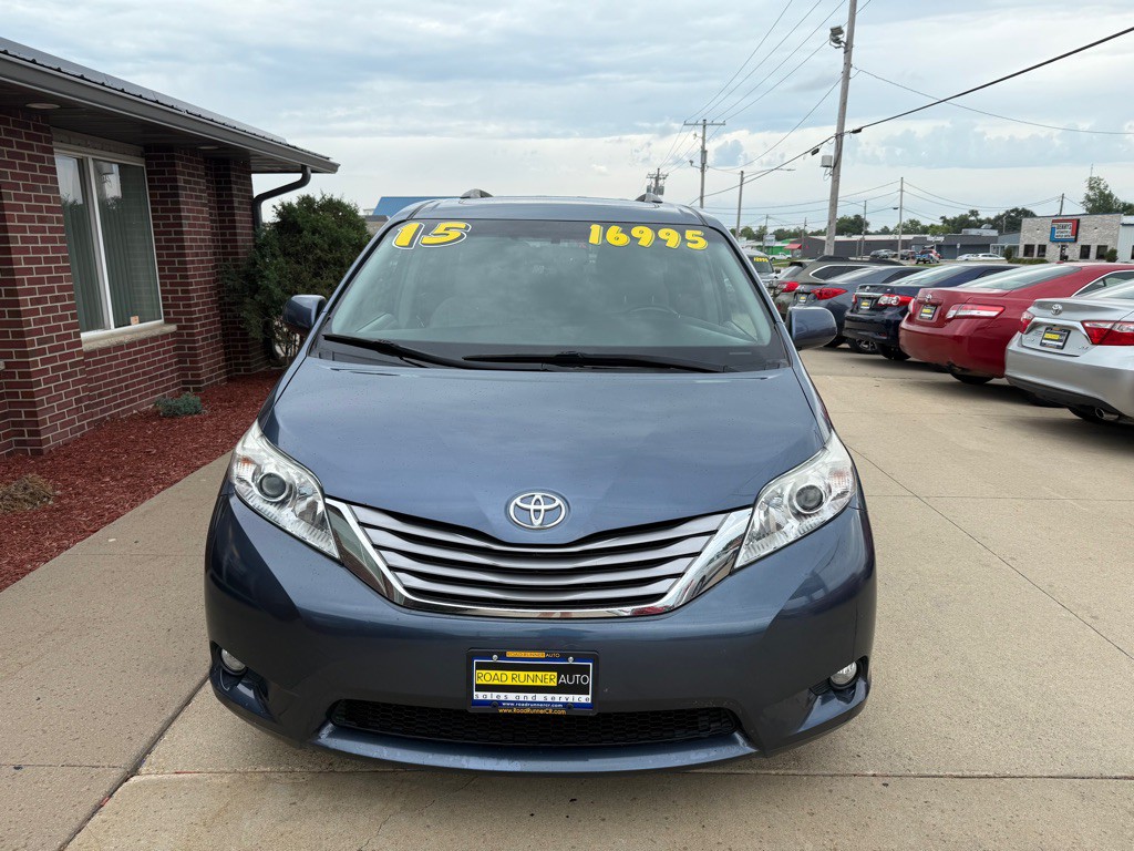 2015 Toyota Sienna Image 2