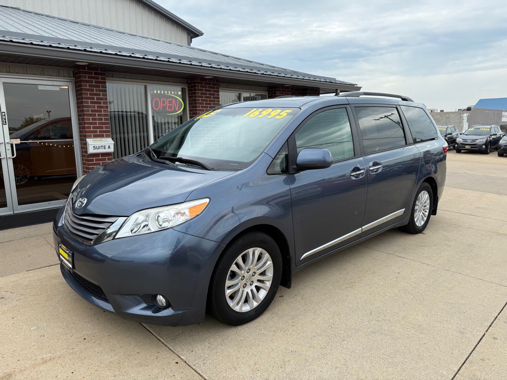 2015 Toyota Sienna Image 3