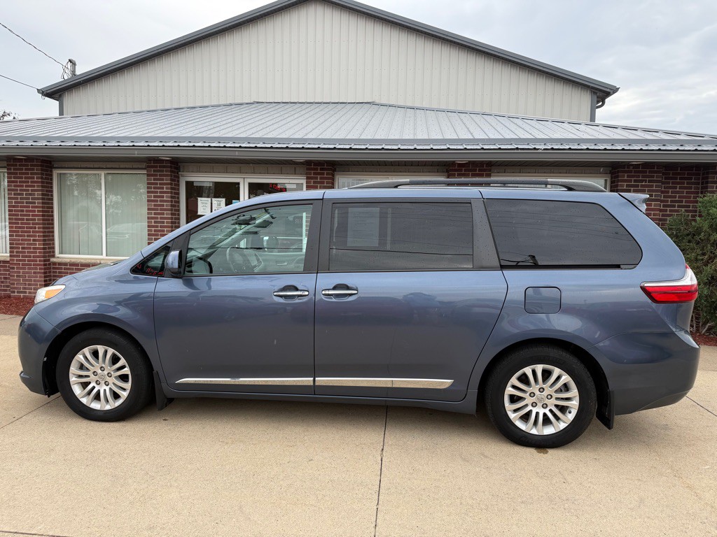 2015 Toyota Sienna Image 4