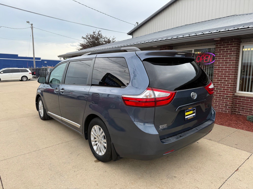 2015 Toyota Sienna Image 5