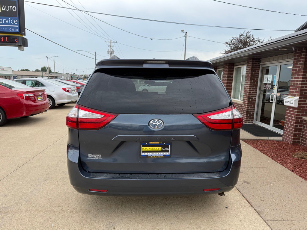 2015 Toyota Sienna Image 6