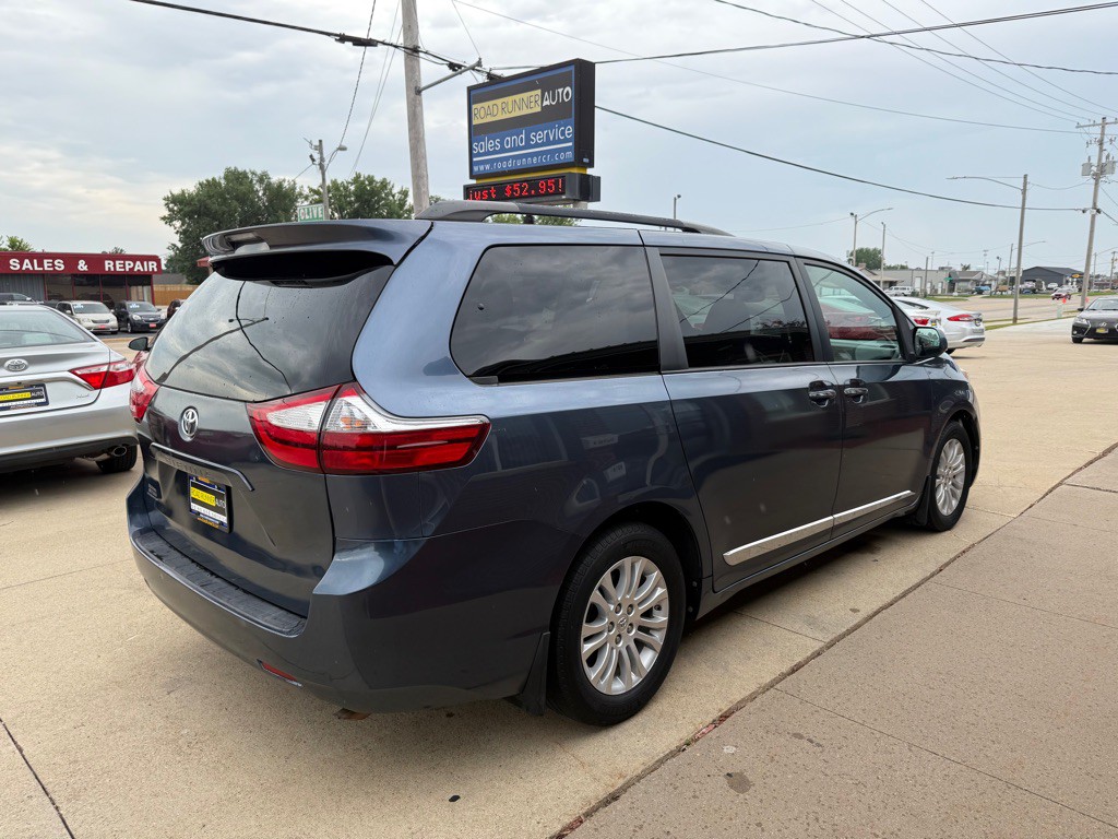 2015 Toyota Sienna Image 7