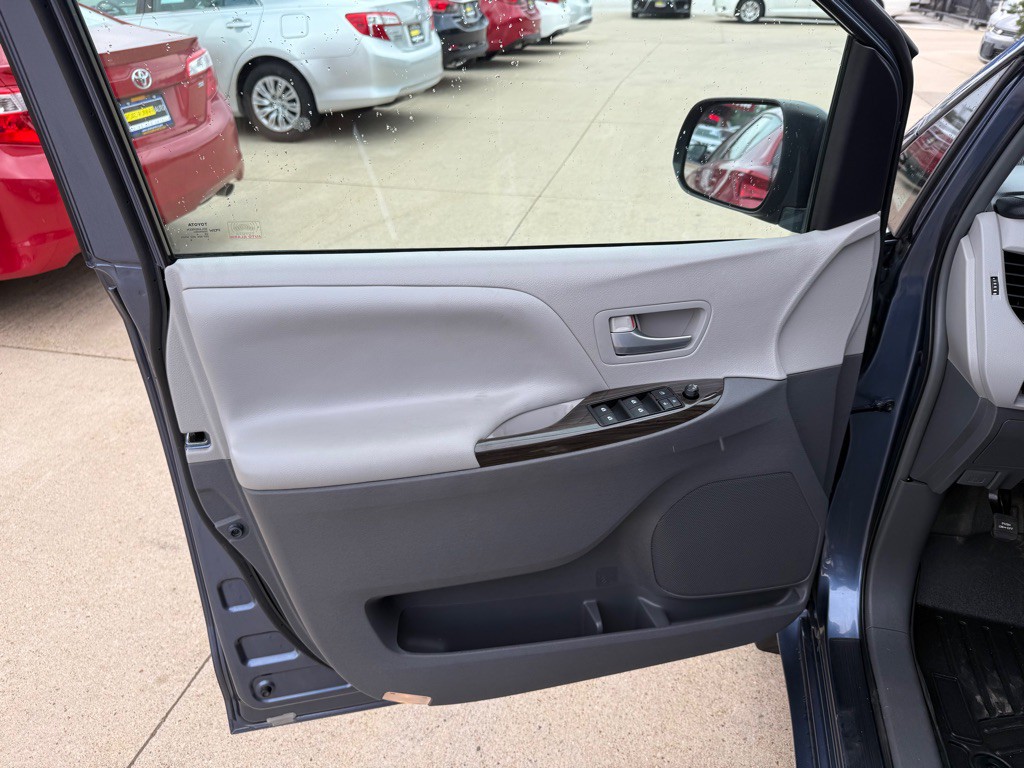 2015 Toyota Sienna Image 8